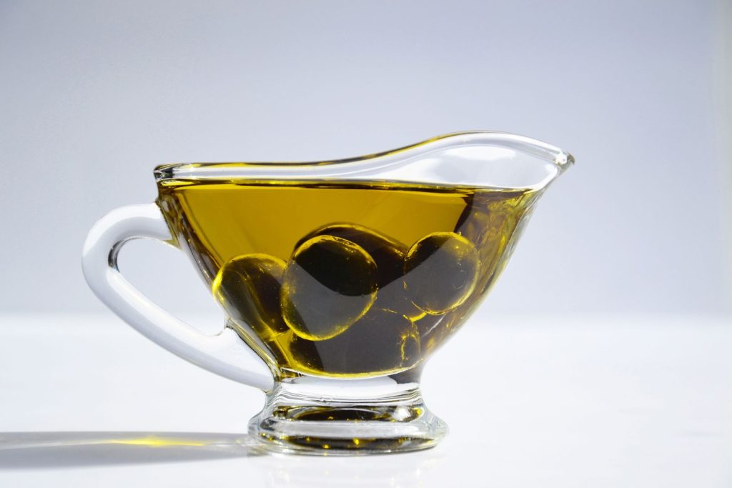 Aceite de oliva en un recipiente de cristal