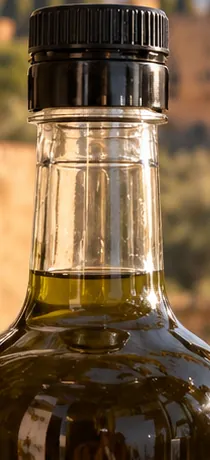 Aceite Picual verde dorado en el cuello de la botella