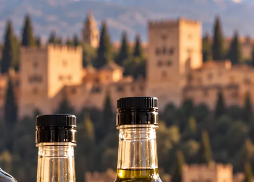 Botellas de aceite Sacromonte frente a las torres de la Alhambra