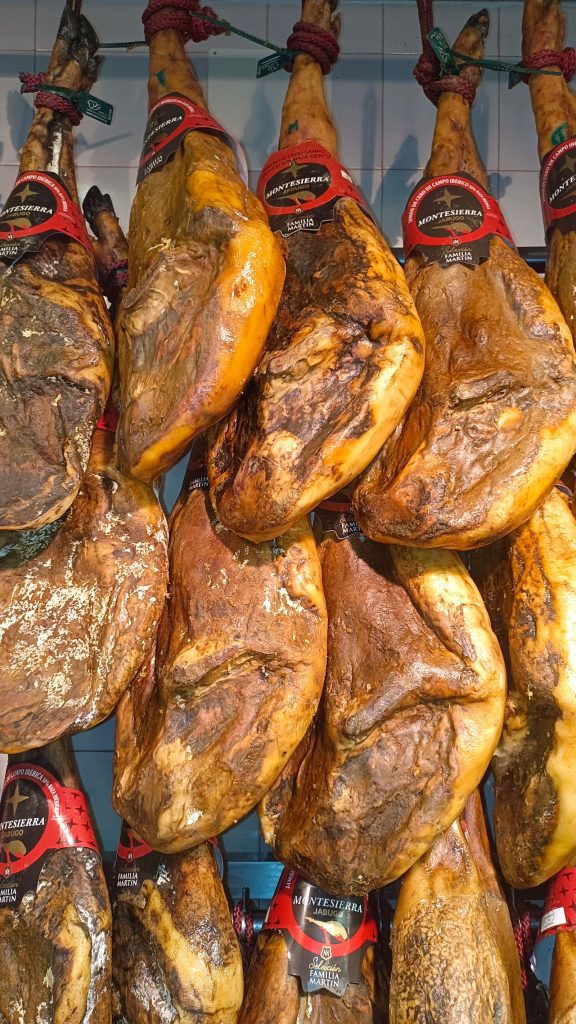 Jamones curados colgados en un secadero