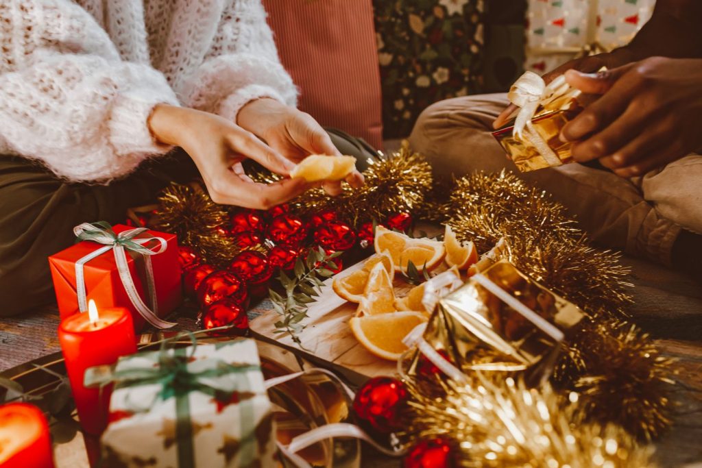 Mesa navideña con regalos y detalles gastronómicos