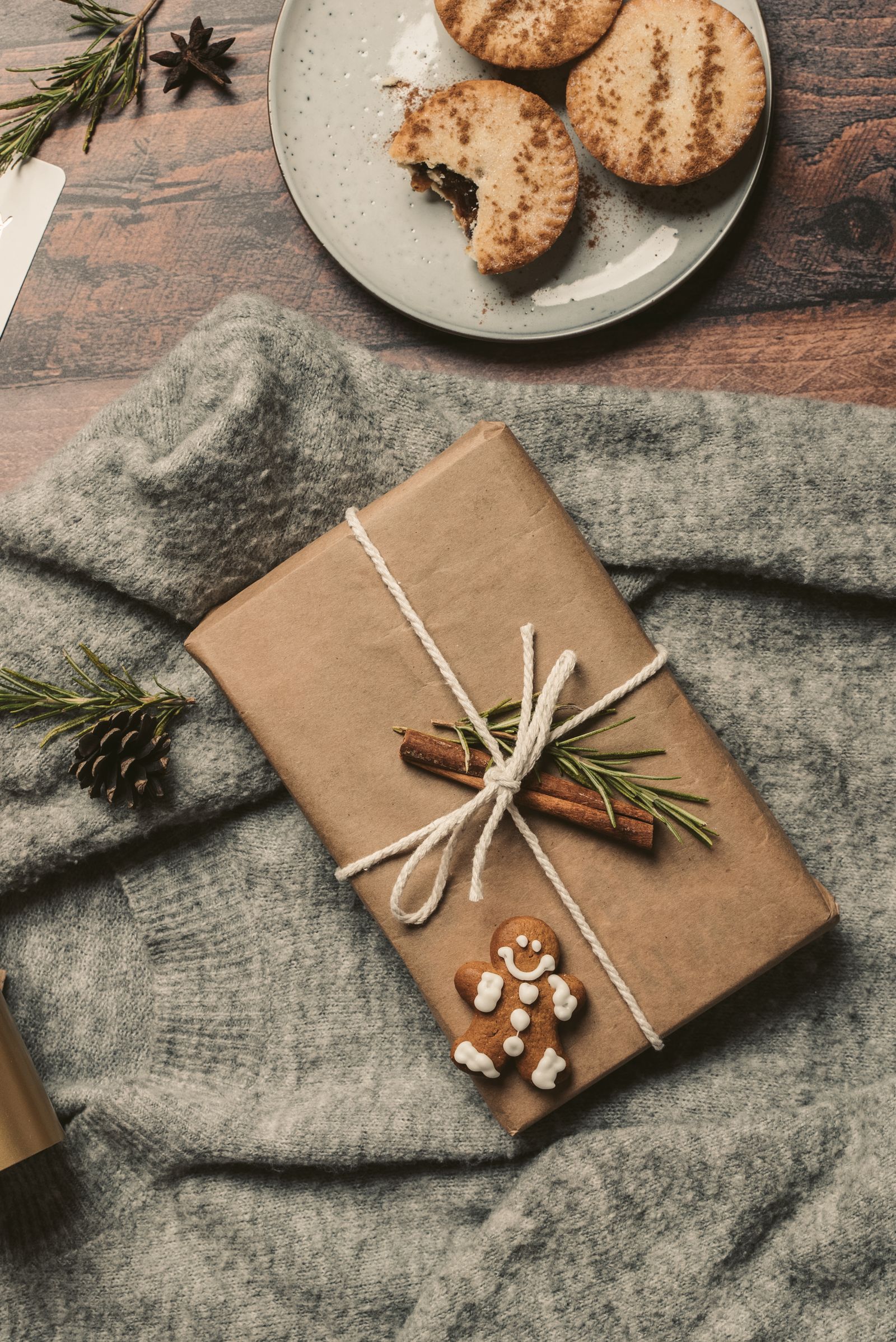 Regalo de Navidad envuelto en papel kraft con canela y romero